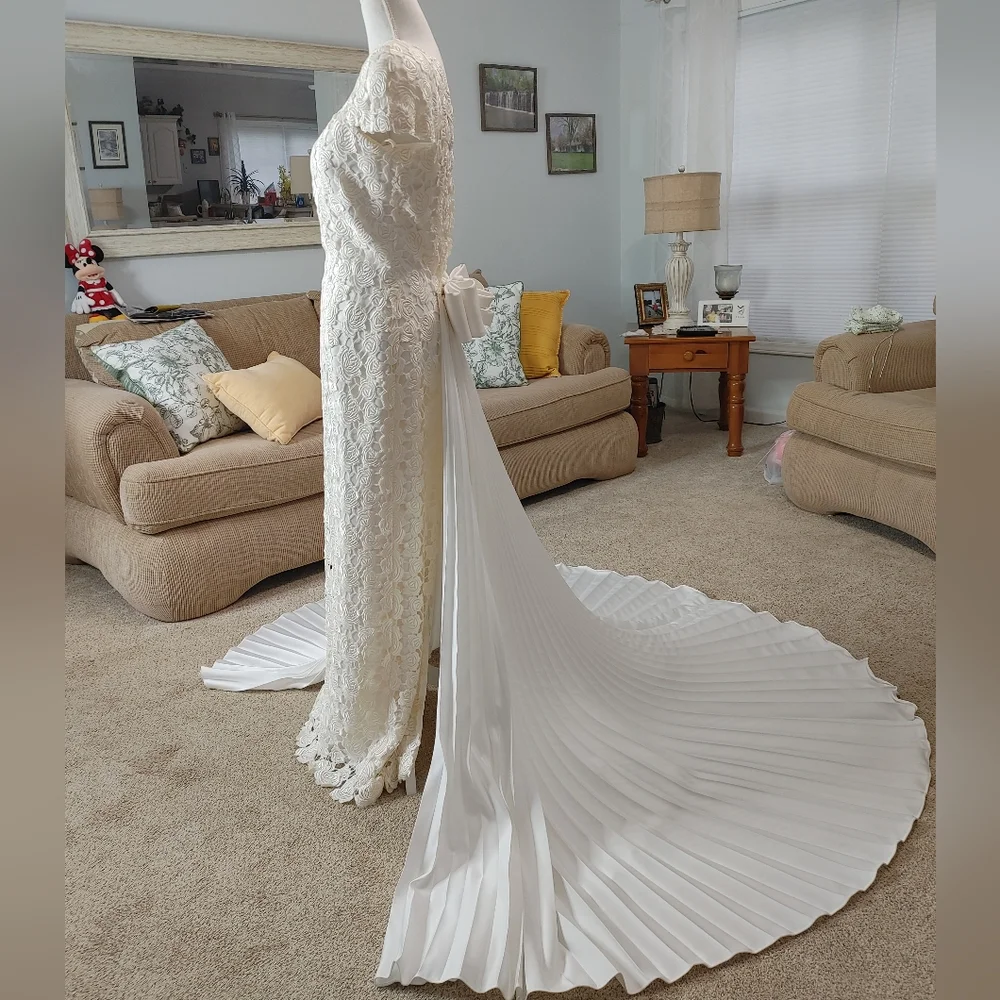 VINTAGE 90'S DEMETRIOS LACE OVERLAY WEDDING DRESS WITH TRANE, OFF-WHITE/WHITE 10 - Picture 9 of 16